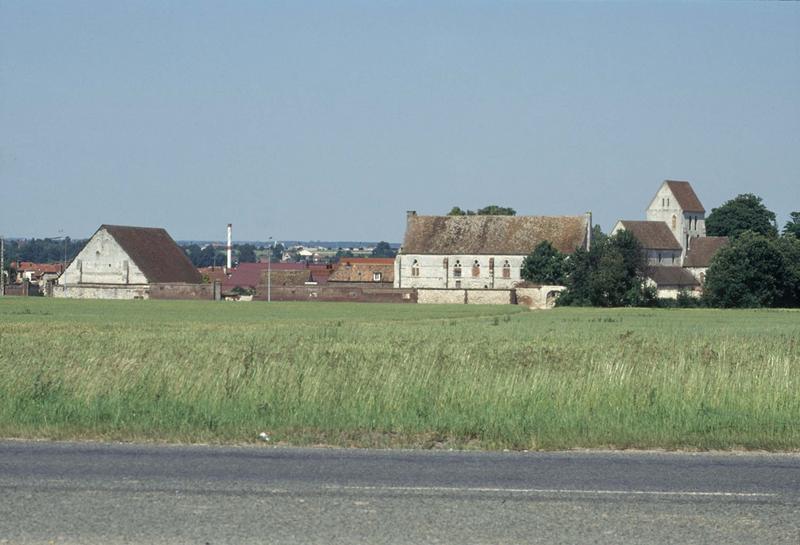 Le bâtiment principal, réfectoire-dortoir, ensemble est de l'église et la grange aux dimes