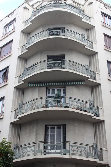 vue partielle de la façade, angle de l'avenue Julien et de la rue Beaumarchais