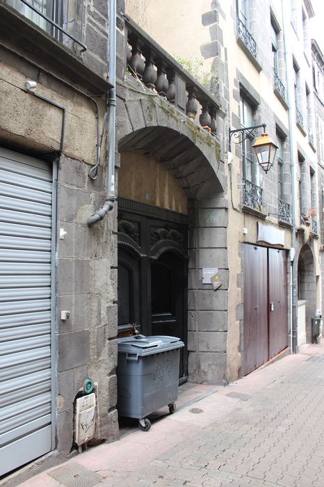 porche sur rue, vue générale