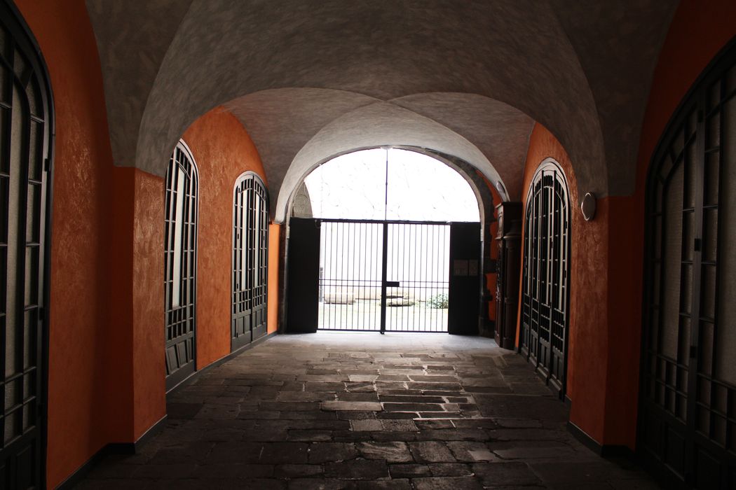 vue générale du passage entre la rue du port et la cour