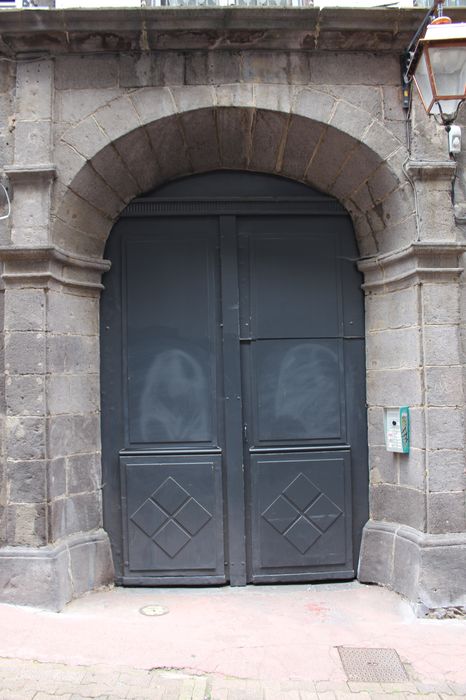 porche d'accès sur rue, vue générale