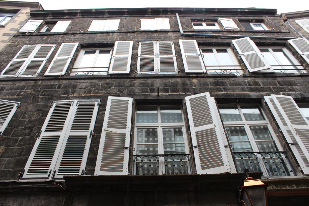 façade sur rue, vue partielle