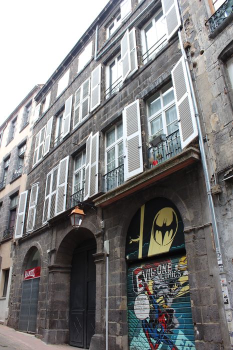 façade sur rue, vue générale