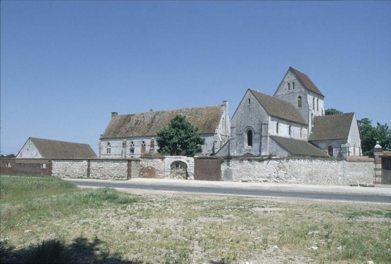 Le bâtiment principal, réfectoire-dortoir, ensemble est de l'église et la grange aux dimes