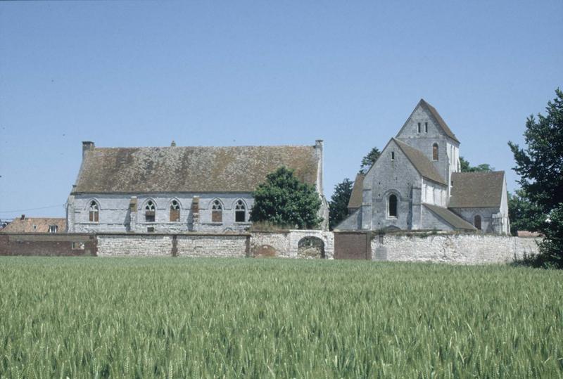 Le bâtiment principal, réfectoire-dortoir, ensemble est de l'église et la grange aux dimes