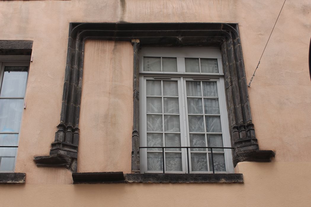 façade Sud sur la rue du Port, détail d'une baie