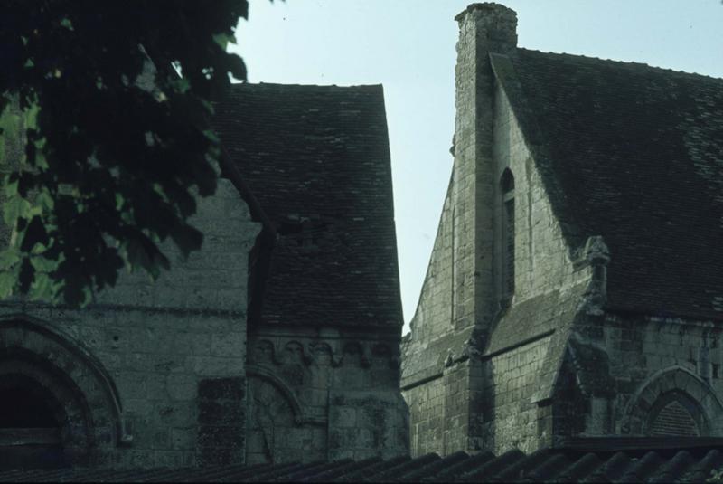 Pignon du bâtiment principal et détail de l'église