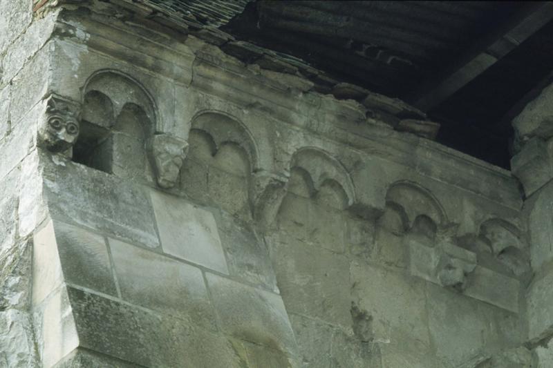 Eglise : corniche avec culot