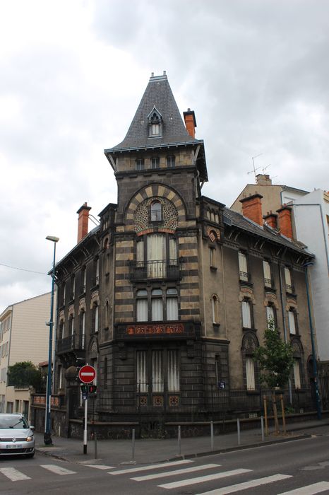 façades Nord et Ouest sur les avenues d'Italie et de Charras, vue générale