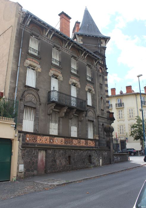 façade Nord sur l'avenue Charras, vue générale