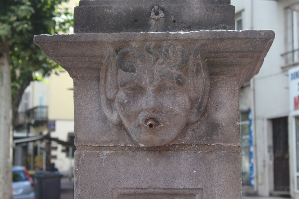 détail d'un des masques de fontaine