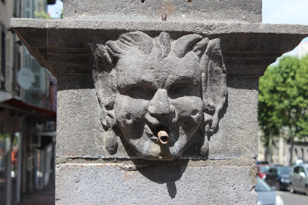 détail d'un des masques de fontaine