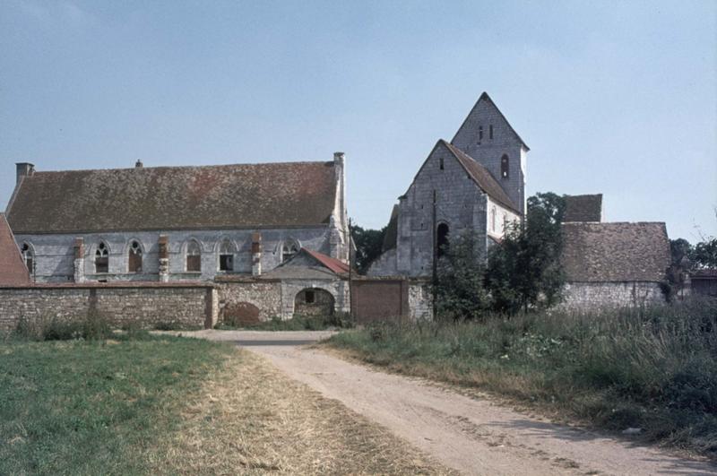 Le bâtiment principal, réfectoire/dortoir, et ensemble sud de l'église