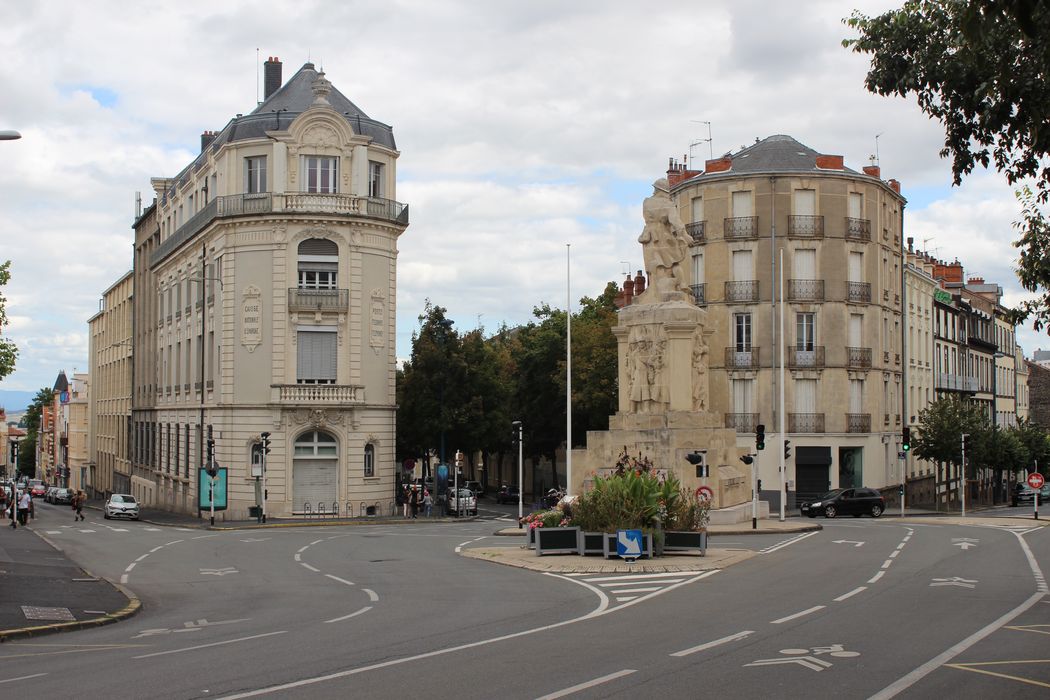 vue générale du monument aux morts dans son environnement