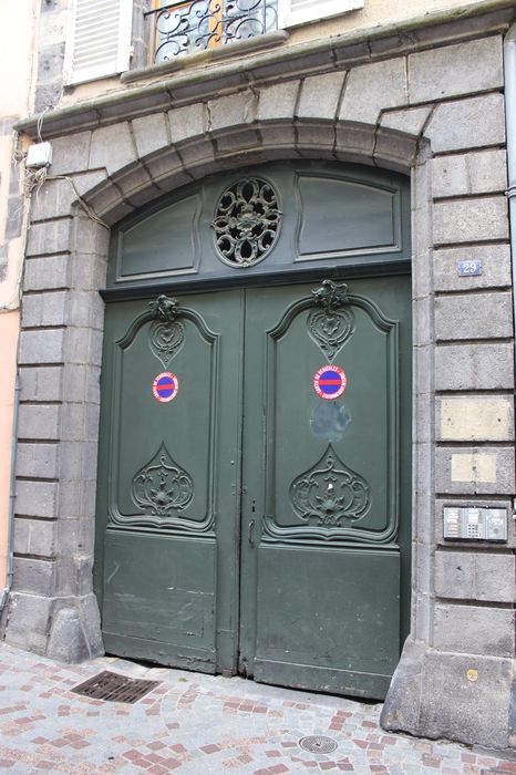 façade Est, porche d’accès sur rue, vue générale