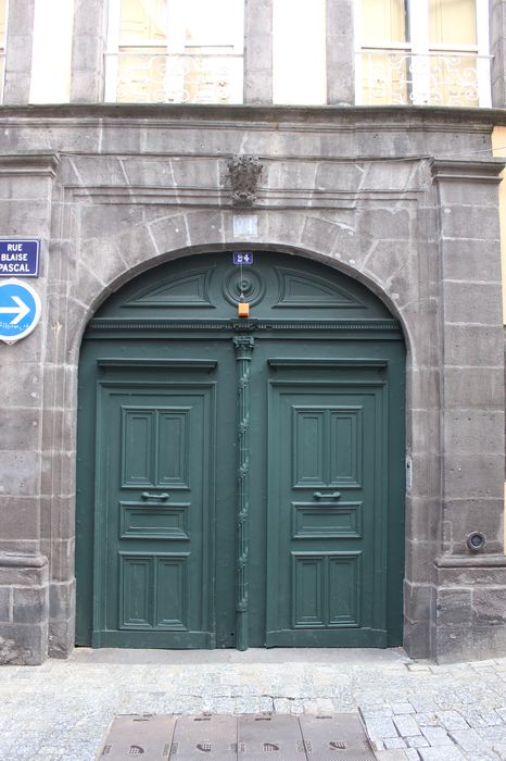 façade Ouest, porche d’accès sur rue, vue générale