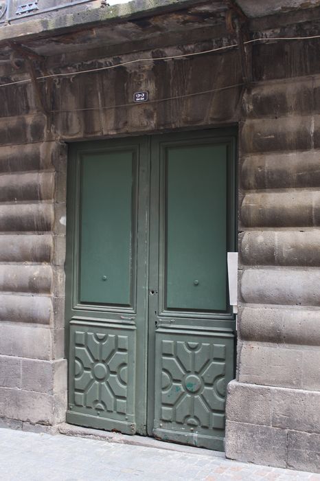 façade Ouest, porte d’accès sur rue, vue générale