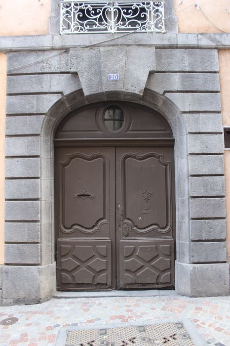 façade Ouest, porte d’accès sur rue, vue générale