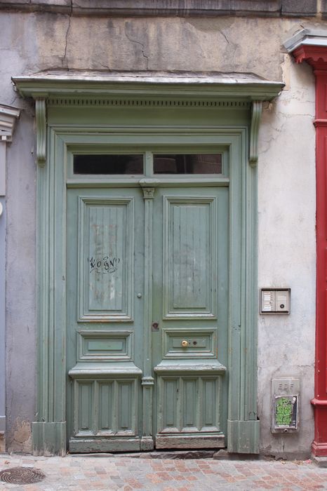 façade Est, porte d’accès sur rue, vue partielle