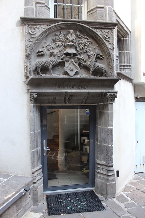 cour intérieure, porte d’accès, vue générale