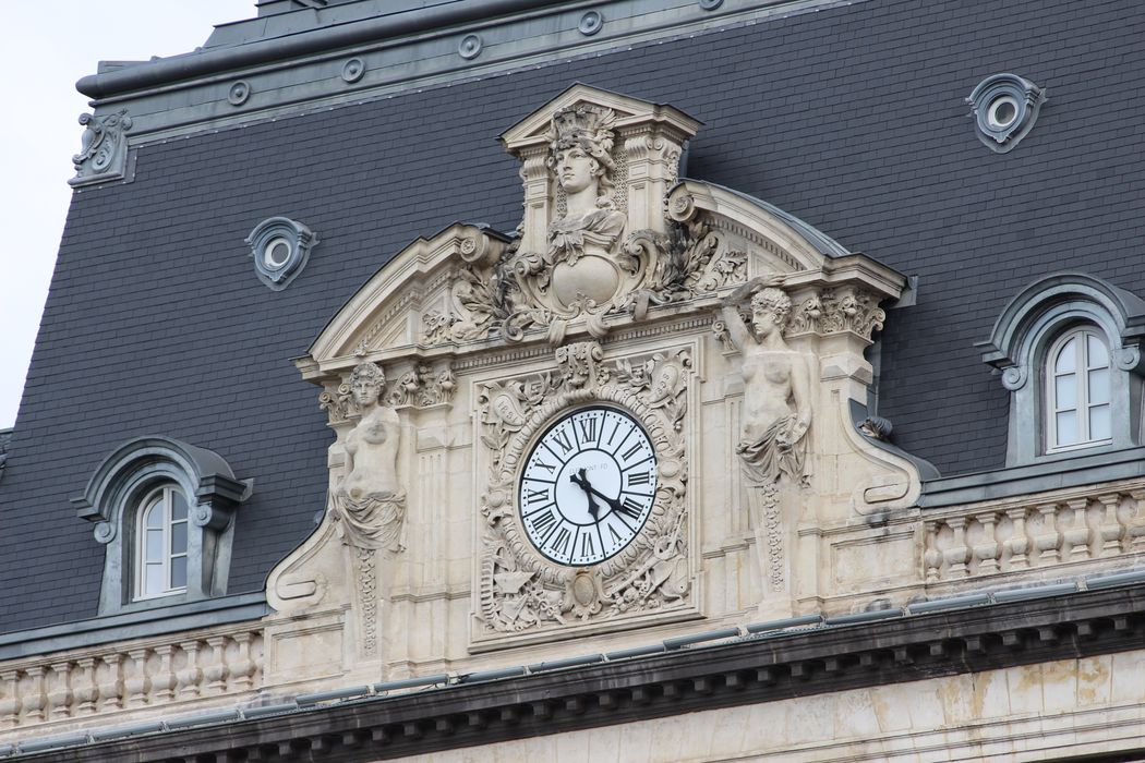 façade Sud sur la place de Jaude, détail de la grande horloge