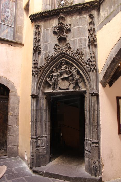 cour intérieure, porte d’accès, vue générale