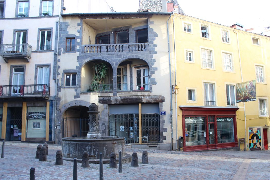 façade Sud sur la place du Terrail, vue générale