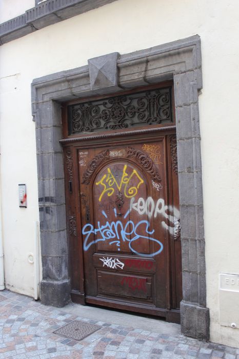 façade Est, porte d’accès sur rue, vue générale