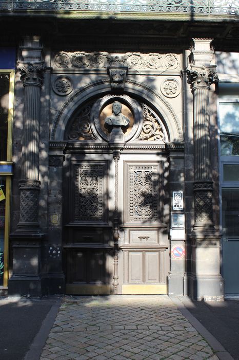 façade Ouest, porte d’accès sur rue, vue générale