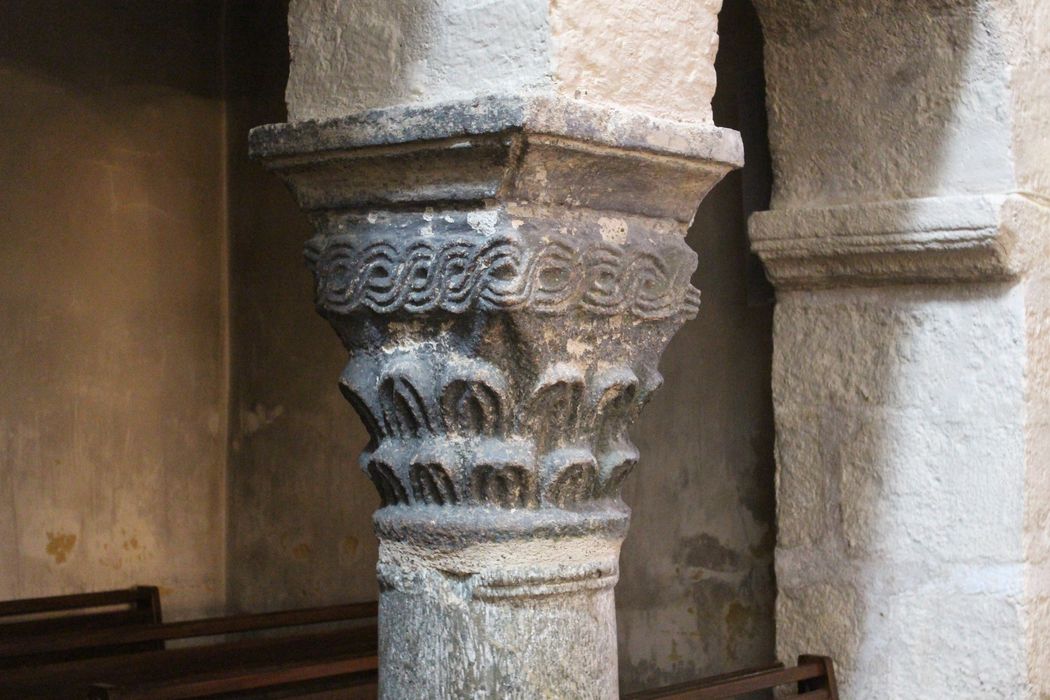 détail d’un des chapiteaux du narthex