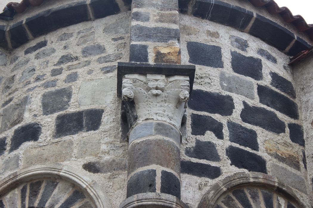 chevet, détail d’un des chapiteaux sculptés