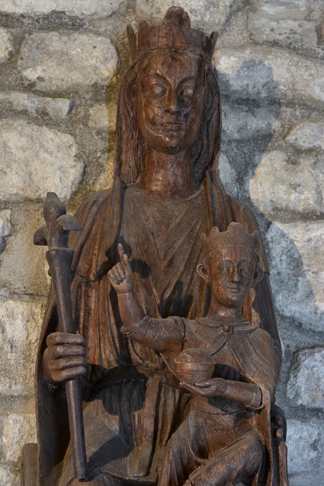 statue : Vierge à l'Enfant assise, vue partielle