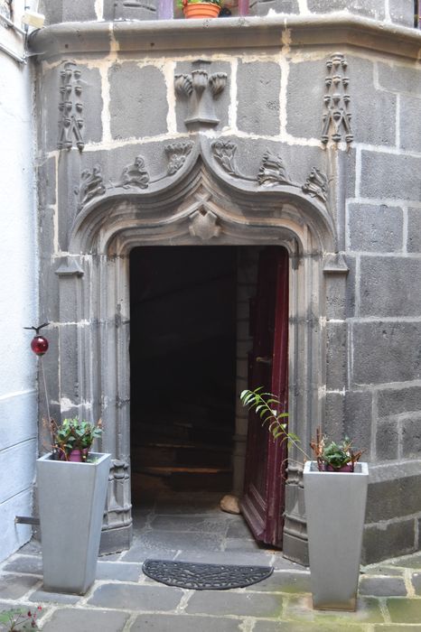 cour intérieure, porte d’accès à la tour d’escalier