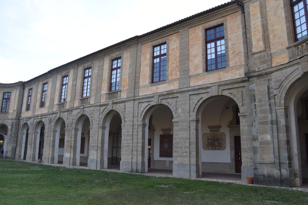 bâtiments abbatiaux, aile sud façade nord, vue générale