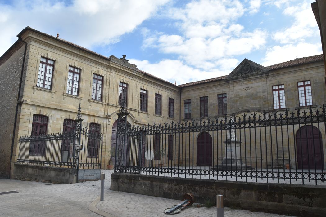 cour d’honneur, ensemble sud et ouest, vue générale