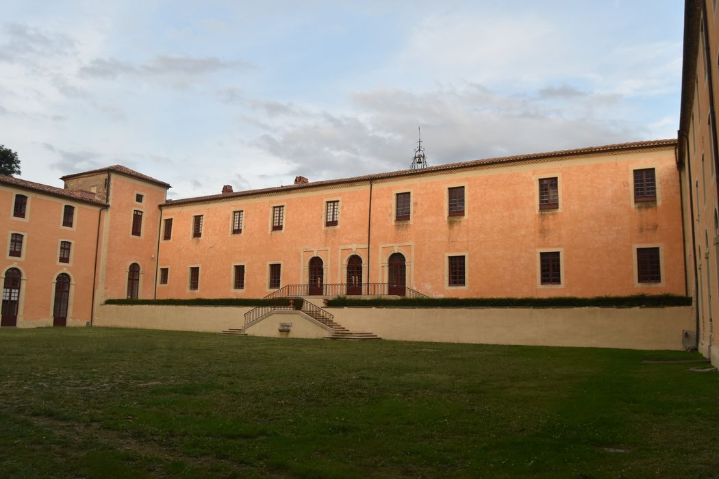 bâtiments abbatiaux, aile est, façade ouest, vue générale