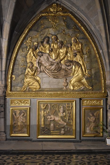 retable, vue partielle : la Mise au tombeau, Enfant Jésus sur la croix au milieu des instruments de la passion (l')