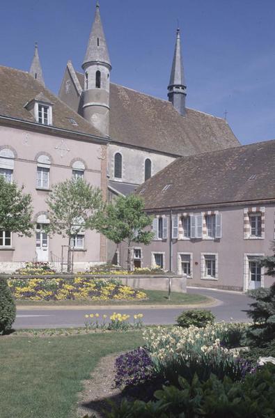 Façade sud et immeubles sur une place