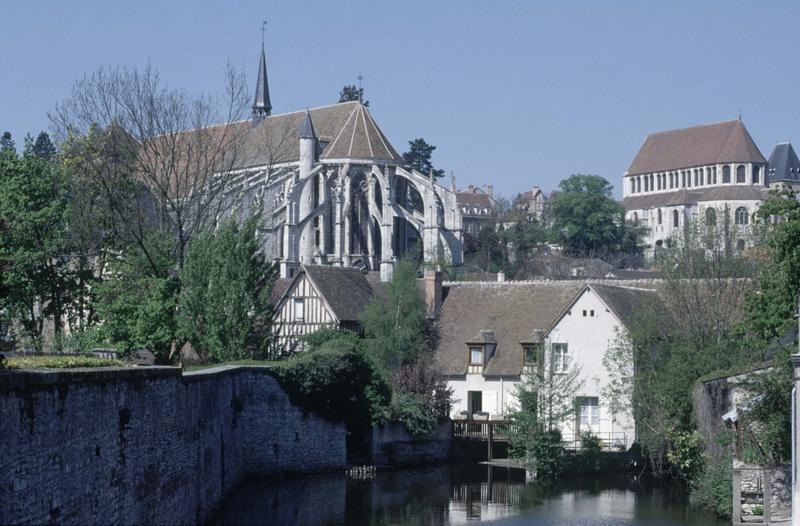 Absides des deux églises et l'Eure au premier plan