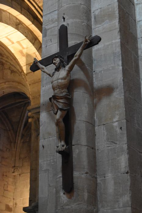 statue : Christ en croix, vue générale