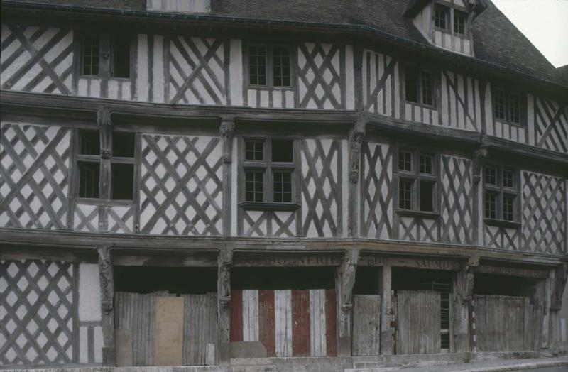 Façades à pans de bois sur rue