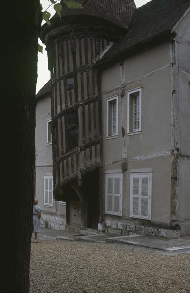 Façade avec tourelle d'escalier sur une ruelle