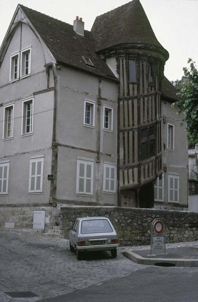 Façade avec tourelle d'escalier sur une place