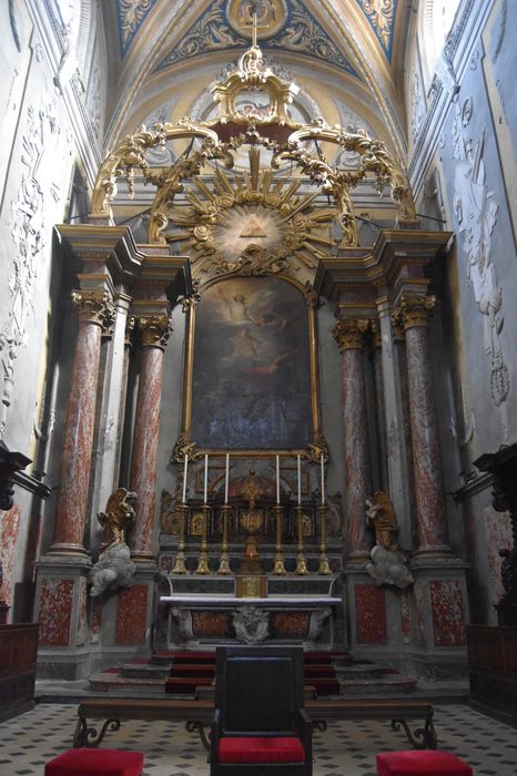 ensemble du maître-autel (autel, tabernacle, gradin, retable, croix d'autel et 6 chandeliers), vue générale