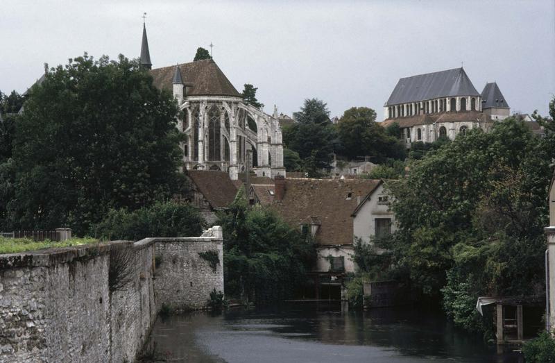 Absides des deux églises et l'Eure au premier plan