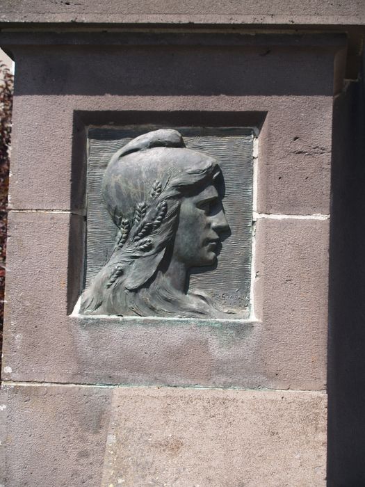 détail d'un bas-relief latéral représentant le profil de Marianne