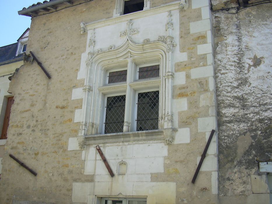 façade sur rue, vue partielle