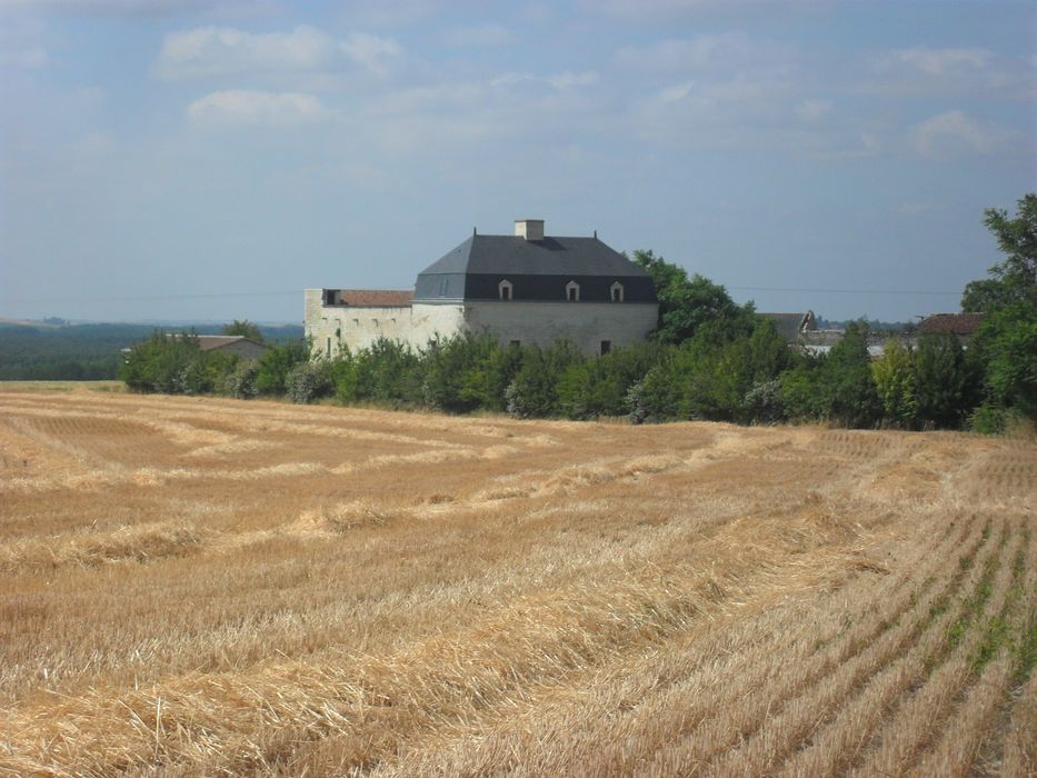 vue générale de la maison forte dans son environnement