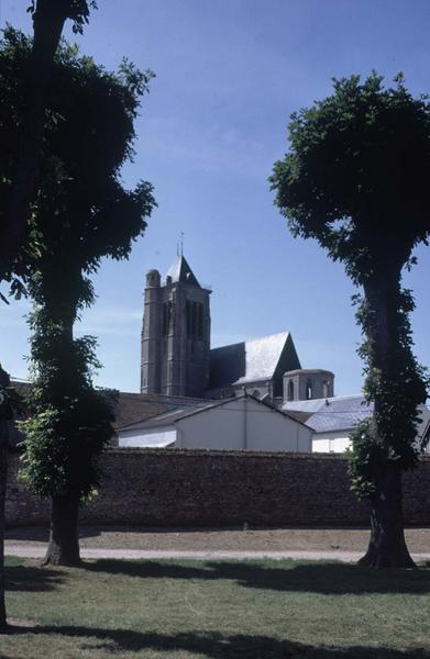 Clocher et toiture, maisons environnantes