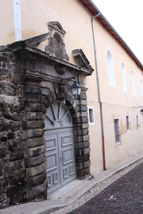 portail d’accès ouest sur la rue du Bessat, vue générale